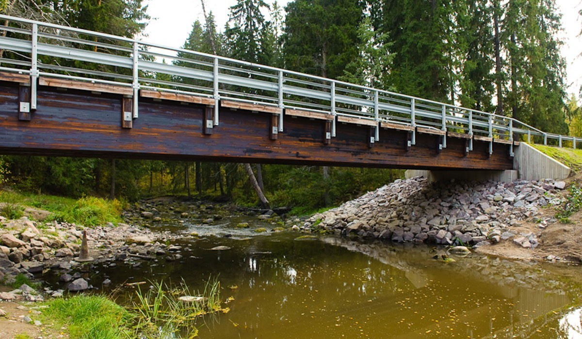 Cross-tensioned bridges